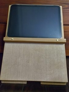 iPad木製スタンド完成品（正面）