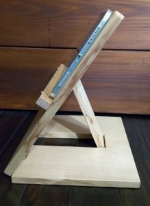 iPad木製スタンド完成品（側面）