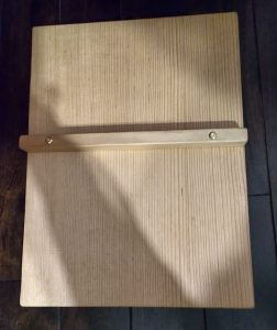 米杉で自作したiPadの木製スタンドの写真