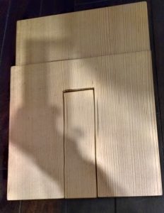 iPad木製スタンド完成品(折りたたみ時裏面)