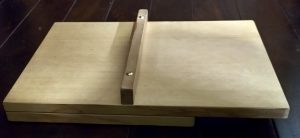 iPad木製スタンド完成品(折りたたみ時側面)